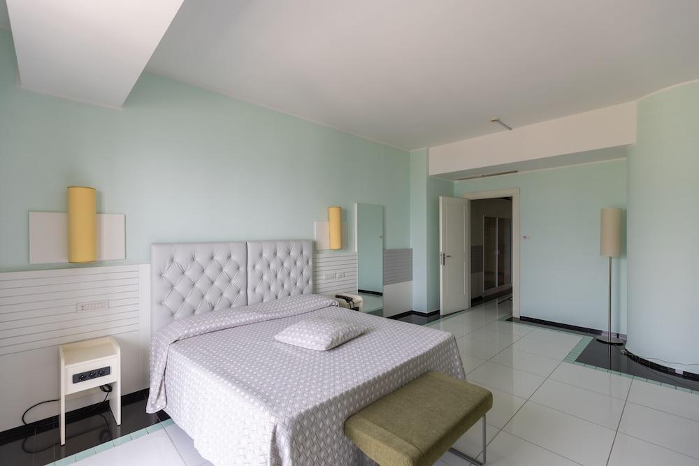 Hotel Grand Salernes